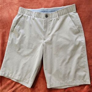 Under Armour Shorts Golf Beige Tan Size 34 Lightweight With Pockets